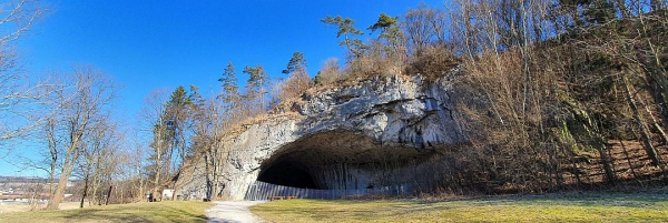 Portál jeskyně Kůlna
